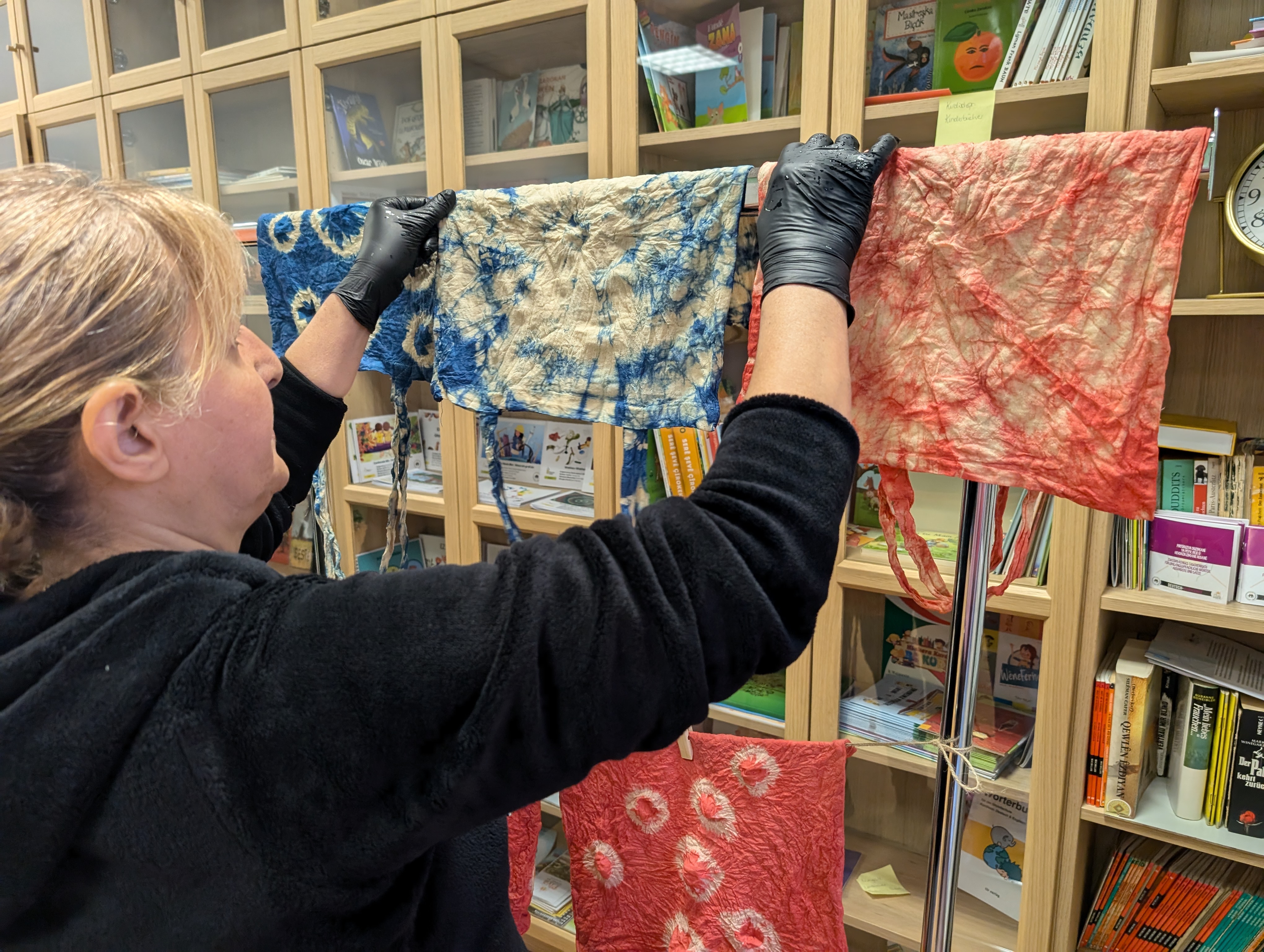 Shibori-Workshop mit unserem N&auml;herinnenkollektiv durchgef&uuml;hrt